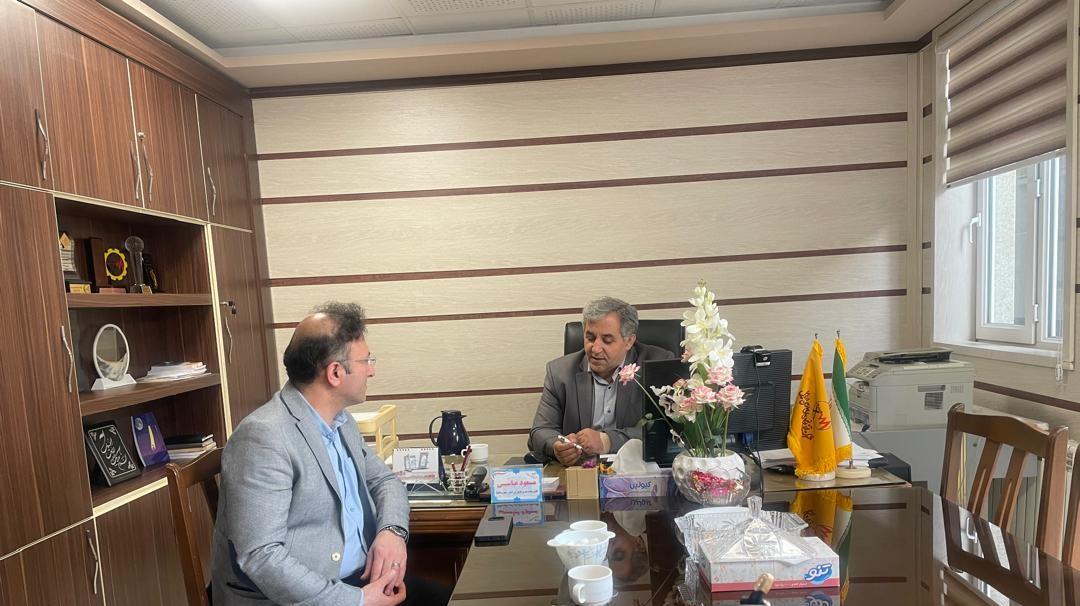 دیدار آقای دکتر جعفری کفاش با معاون اداره برق برای رفع قطعی برق به بعد از وقت اداری